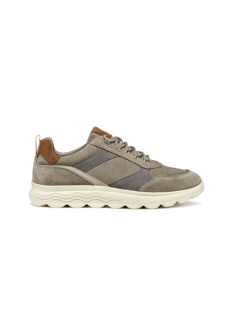 Sneaker in suede grigio con accenti in pelle marrone, punta arrotondata, suola in gomma testurizzata e pannelli laterali grigio scuro a contrasto.