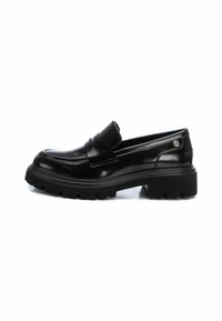 Moccasini in pelle nera con finitura lucida, dotati di punta arrotondata, dettagli con cinturino incrociato e una suola in gomma spessa e testurizzata.