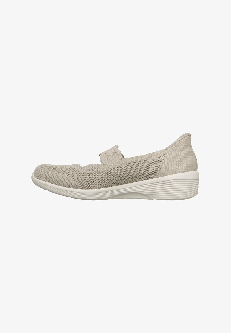 Licht beige instapschoen met gebreide stof bovenwerk, lage sleehakzool en subtiel gestructureerd patroon voor casual gebruik.