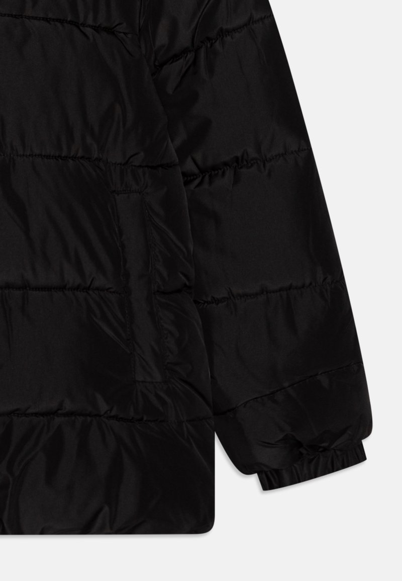 Schwarze Steppjacke mit gesteppten Abschnitten, Reißverschlusstasche, elastischen Bündchen und glatter, synthetischer Stoffstruktur.