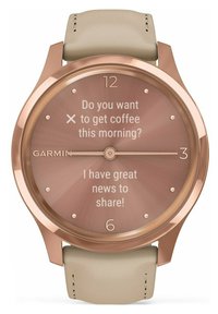 Orologio Garmin con cassa metallica in oro rosa, cinturino in pelle beige e quadrante marrone testurizzato. Mostra in modo prominente le notifiche testuali.