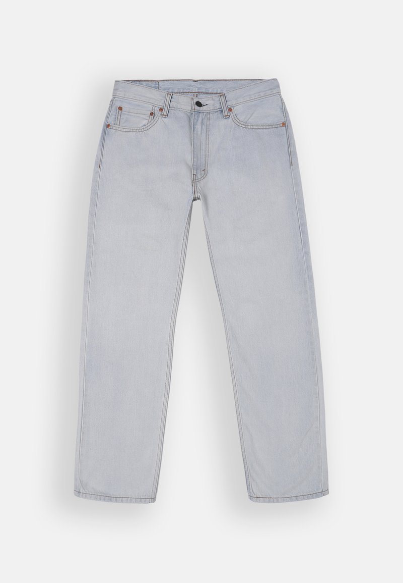 Jeans de mezclilla azul claro con corte recto, cinco bolsillos y costuras de color cobre. Presenta un cierre de botón y cremallera.