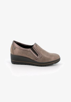 Scarpa slip-on in bronzo con sopra testurizzato, pannelli laterali elastici e suola a zeppa. Presenta una punta rotonda e un semplice dettaglio del logo sul lato.