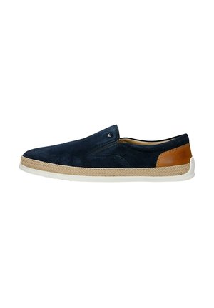 Chaussure mocassin en suède bleu marine avec un accent en cuir beige, semelle intermédiaire en jute tressé et semelle en caoutchouc blanche ; elle est dotée d'inserts élastiques sur les côtés pour un enfilage facile.