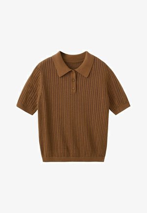 Polo marrón de manga corta tejido con rayas texturizadas verticales y dos botones en la tapeta.