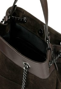 Bruine nubuck handtas met een geribbeld leren afwerking, voorzien van een kettingaccent, metalen hardware en een ruime binnenkant met een zwarte voering.