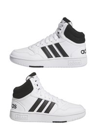 Białe trampki za kostkę z czarnymi akcentami i trzema czarnymi paskami. Teksturowana gumowa podeszwa i wyściełany czarny kołnierz. Logo marki na pięcie.