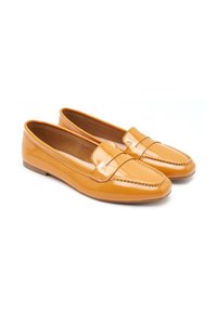 Mocassins en cuir verni jaune avec une semelle plate, dotés d'une sangle décorative et de détails de coutures le long du bord.