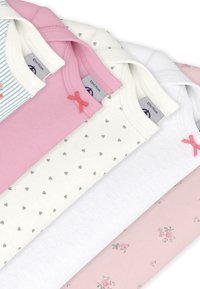 Τέσσερα κοντομάνικα t-shirts σε ροζ, λευκό και κρεμ. Διαθέτουν σχέδια με καρδιές και λουλούδια, διακοσμητικά μικρά φιόγγους και απαλή βαμβακερή υφή.