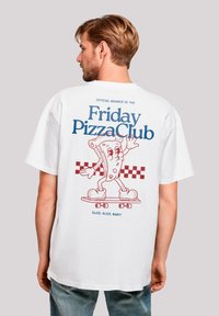 Weißes T-Shirt mit einem grafischen Motiv eines Pizzastücks auf einem Skateboard und dem Text "Friday PizzaClub", verziert mit roten karierten Mustern.