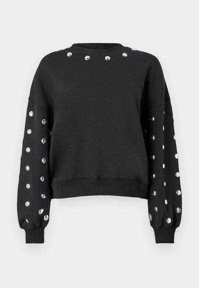 Sort sweatshirt med rund hals og ballonærmer, pyntet med metalliske nitter langs skuldre og ærmer. Blødt materiale.