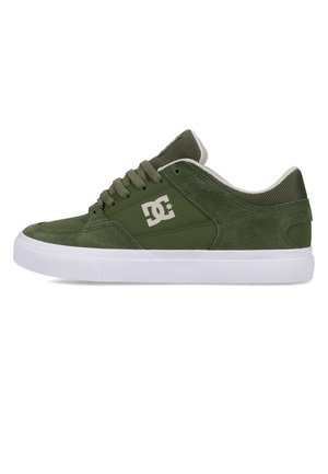 Niski zielony oliwkowy sneaker z białą podeszwą, panelami z siateczki i zamszu, z przodu sznurowany, z białym logo DC po boku.