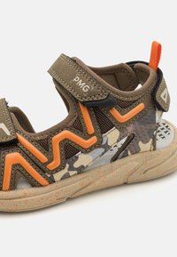 Brune barnesandaler med camo-mønster, oransje detaljer og borrelåsremmer; lett såle med teksturert grep.