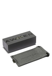 Must kast, millel on kuldse ja halli seemisnahast kinnituspaelaga kotikese peal reljeefne logo "HAWKERS". Kast on stiilse, ristkülikukujulise vormiga.