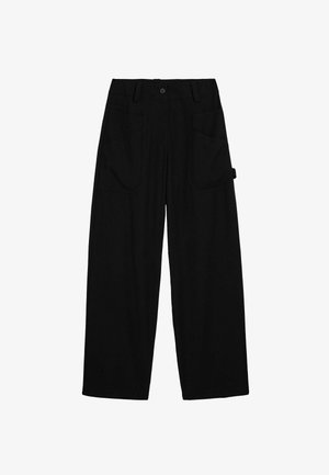 Pantalones anchos negros hechos de mezcla de algodón, con dos bolsillos frontales y una etiqueta con loop única en el costado. Textura suave y ajuste entallado.