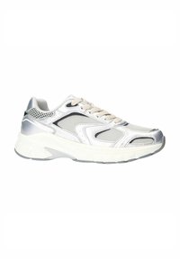 Witte en zilveren sportschoen met een bovenwerk van mesh, een chunky zool en een vetersluiting. Bevat zwarte accenten en geperforeerde panelen.