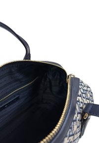 Borsa a tracolla a motivo blu navy e beige con apertura con zip, dotata di un interno liscio e hardware della zip in tono oro.