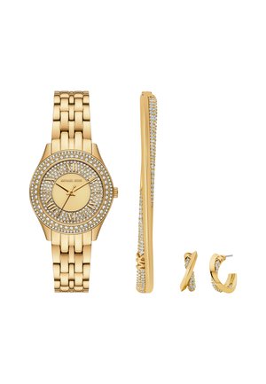 Reloj de pulsera en tono dorado con esfera adornada con cristales y pulsera, combinado con pendientes de aro largos y pequeños en tono dorado también adornados con cristales.