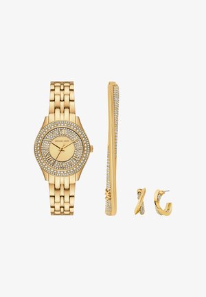 Złoty zegarek na rękę z tarczą wysadzaną kryształami i bransoletką, w zestawie z długimi i małymi złotymi kolczykami w formie kółek również wysadzanymi kryształami.