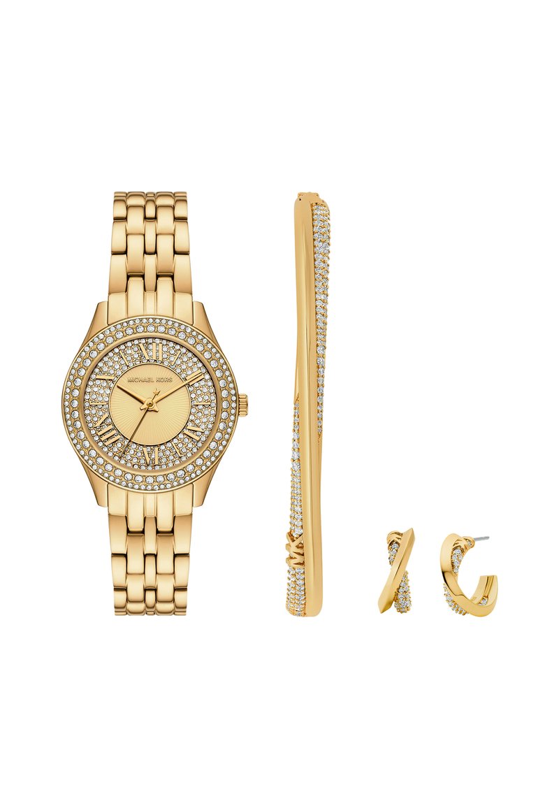 Złoty zegarek na rękę z tarczą wysadzaną kryształami i bransoletką, w zestawie z długimi i małymi złotymi kolczykami w formie kółek również wysadzanymi kryształami.