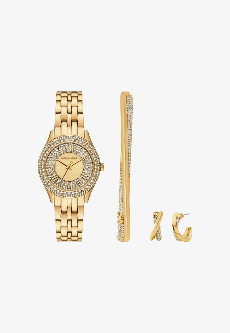 Złoty zegarek na rękę z tarczą wysadzaną kryształami i bransoletką, w zestawie z długimi i małymi złotymi kolczykami w formie kółek również wysadzanymi kryształami.