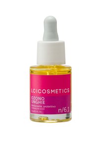 Bottiglia di vetro trasparente riempita con olio giallo, dotata di un contagocce bianco e di un'etichetta rosa con il testo "LCICOSMETICS OZONO UNGHIE."