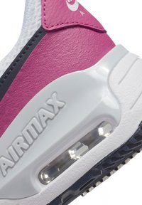 Air Max Sneaker mit einem strukturierten, rosa Lederoberteil, weißer Sohle und sichtbarem Luftpolster. Akzentuiert mit schwarzen Details und einem Logo.