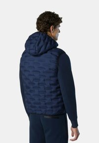 Marineblauer Puffer-Westen mit Kapuze, die ein gestepptes Design und eine glatte Textur aufweisen. Die Rückansicht zeigt elastische Armausschnitte und einen Reißverschluss am Saum.