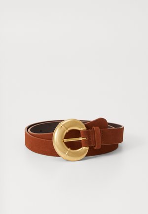 Cinto de camurça castanho com uma fivela circular dourada, textura suave e um laço para ajuste. Design simples com um acabamento moderno.