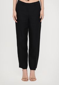 Pantaloni negri, croiți, cu un design pe picior dreaptă, fabricați dintr-un material ușor. Au un talie medie și buzunare frontale discrete.