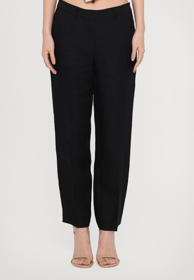 Pantaloni negri, croiți, cu un design pe picior dreaptă, fabricați dintr-un material ușor. Au un talie medie și buzunare frontale discrete.