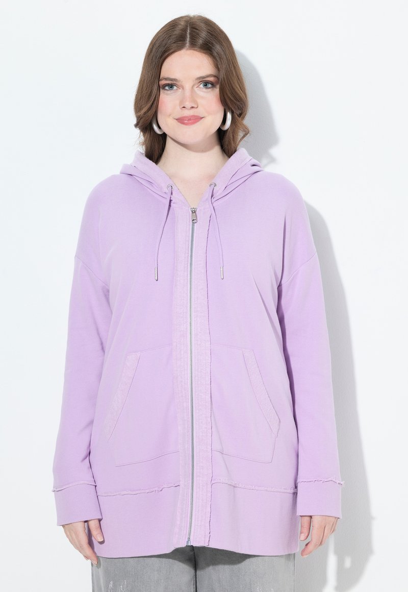 Lila rits-hoodie met grote voorzakken, een trekkoordcapuchon en een losse pasvorm. De stof is glad met een lichte textuur.