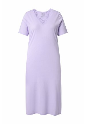 Lavendelkjole med korte ærmer, knælængde, V-hals og blondekant omkring halsudskæringen, lavet af blødt stof.