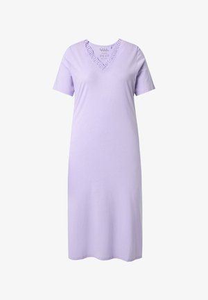 Lila jurk met korte mouwen en knielengte, een V-hals en kanten randdetail bij de halslijn, gemaakt van zachte stof.