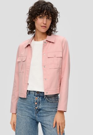 Lichtroze cropped jack met knoopsluiting aan de voorkant en twee borstzakken. Gestyled over een witte blouse, gecombineerd met hoogtaille blauwe jeans.