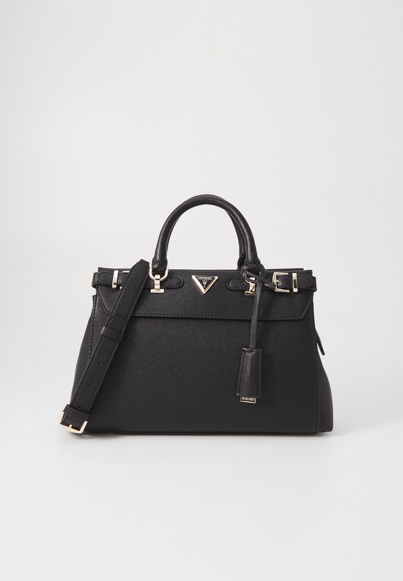 Černá kožená kabelka se strukturovaným designem, kováním ve zlaté barvě, horním držadlem a nastavitelným ramenním popruhem. Obsahuje logo jako ozdobu.