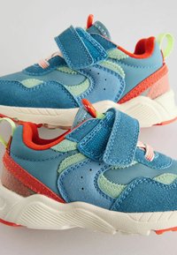 Niebieskie i zielone buty wykonane z zamszu i siateczki, z rzepem, pomarańczowymi akcentami oraz teksturowaną białą podeszwą z rowkami.