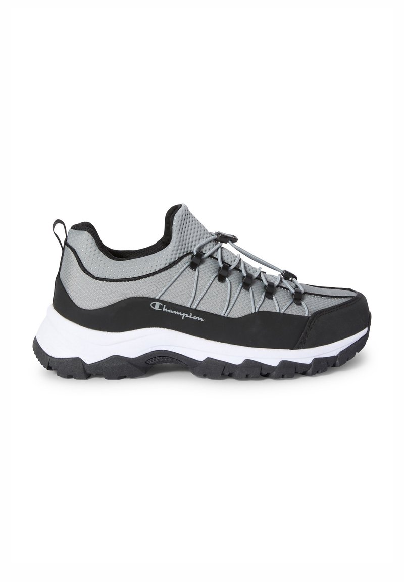 Chaussure de sport basse grise et noire avec semelle blanche, dessus texturé, système de laçage rapide et logo Champion sur le côté.
