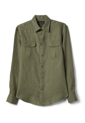Camicia verde oliva a maniche lunghe con bottoni, due tasche sul petto con bottone e colletto a punta, stesa su uno sfondo bianco.