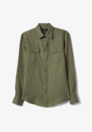 Olijfgroene blouse met lange mouwen, knopen aan de voorkant, twee borstzakken met knopen en een puntige kraag, plat gelegd op een witte achtergrond.