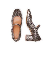 Scarpe Mary Jane luccicanti con punta quadrata, tacco basso e chunky, e cinturino alla caviglia. La superficie è coperta di glitter multicolori.