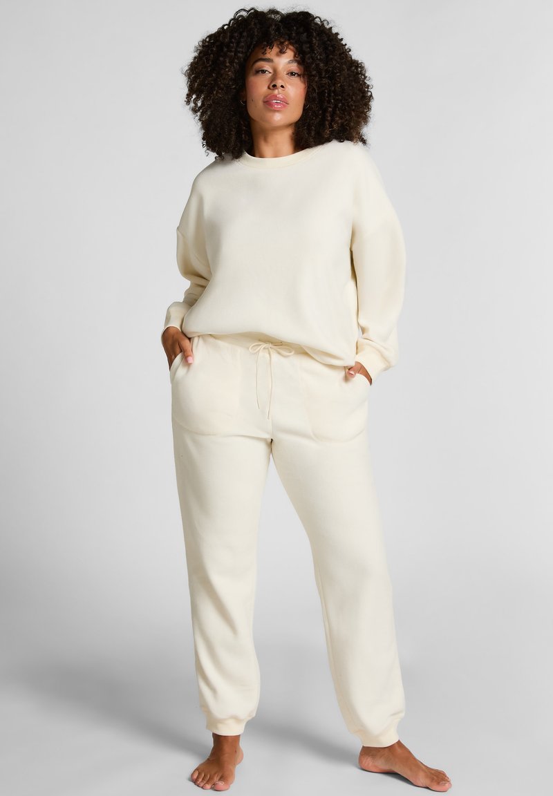 Crèmewitte, zachte stoffen sweatshirt en joggers-outfit; relaxte pasvorm, elastische tailleband met trekkoord en zijzakken.