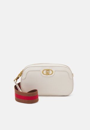 Sac bandoulière rectangulaire blanc avec fermoir doré et sangle marron avec une bande rouge, sur fond blanc uni.