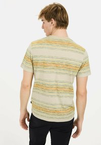 Korte mouwen beige overhemd met horizontale strepen in groen en oranje. Zacht materiaal met een casual pasvorm, voorzien van een ronde halslijn en een rechte zoom.