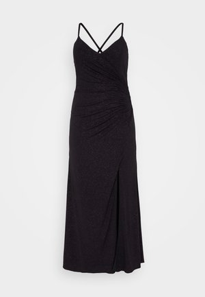 Črna večerna obleka do tal s tankimi naramnicami in nabrano detajliranjem ob strani. Gladka, rahlo bleščeča tekstura. Oblika z razporkom.