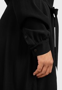 Live Unlimited London BUTTON THROUGH BELTED - Abito a camicia - black