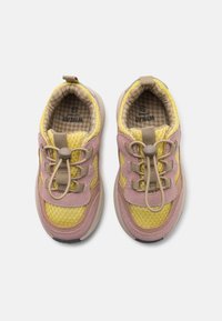 Leichte Sneakers mit einem Obermaterial aus pinkem, gelbem und beigem Mesh, gesichert mit elastischen Schnürsenkeln und mit einem karierten Innenfutter.