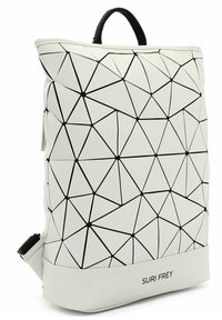 Zaino bianco con un motivo geometrico a righe nere, dotato di manico superiore, design elegante e finitura in materiale sintetico liscio.