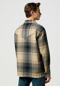 Wrangler LONG SLEEVE RELAXED FIT SORT - Camisa - electric teal