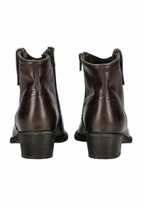 Hnědé kožené kotníkové boty s texturovaným povrchem, s nízkým hromadným podpatkem a bočními zipy pro snadné obutí.
